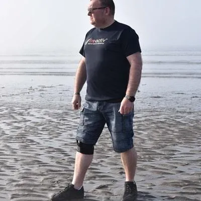 Image of a man walking with Fireactiv Self-Heating Knee Support 