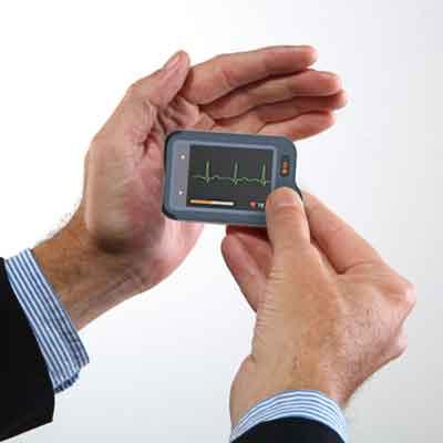 Image of Pulsebit-EX in hads for quick ECG measurement 